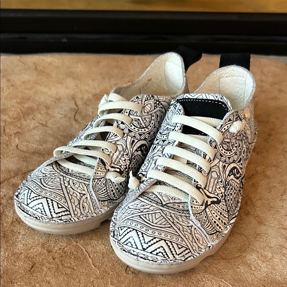 On Foot Women's Baltimore Mandala Print Leather Sneakers, Size 7.5